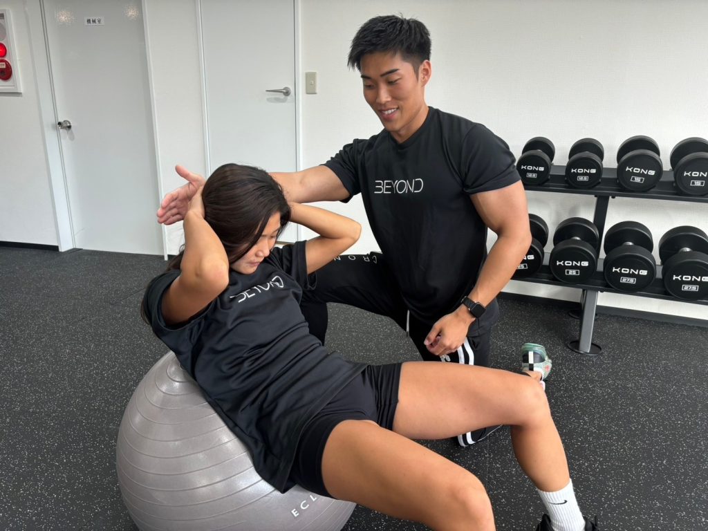 腹筋をする女性