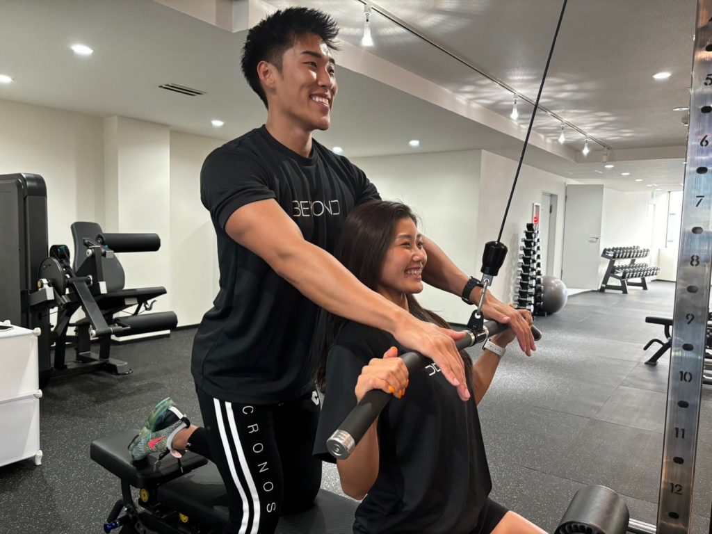 女性がトレーニングをする様子