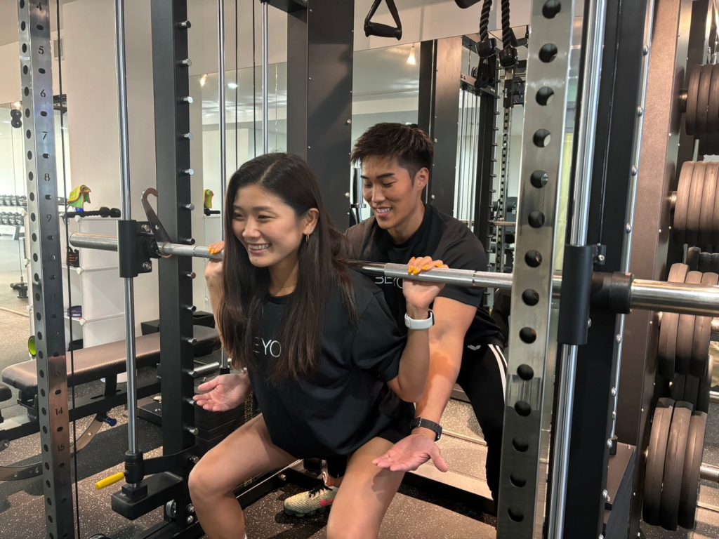 スクワットをする女性