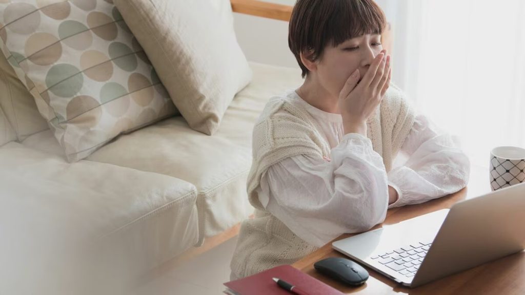 暖をとりながら仕事をする女性