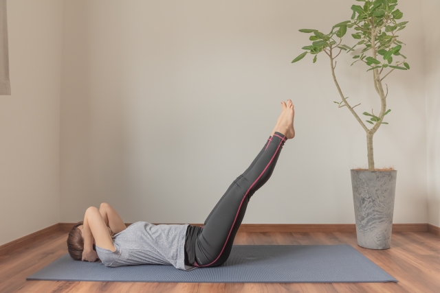 ストレッチをする女性