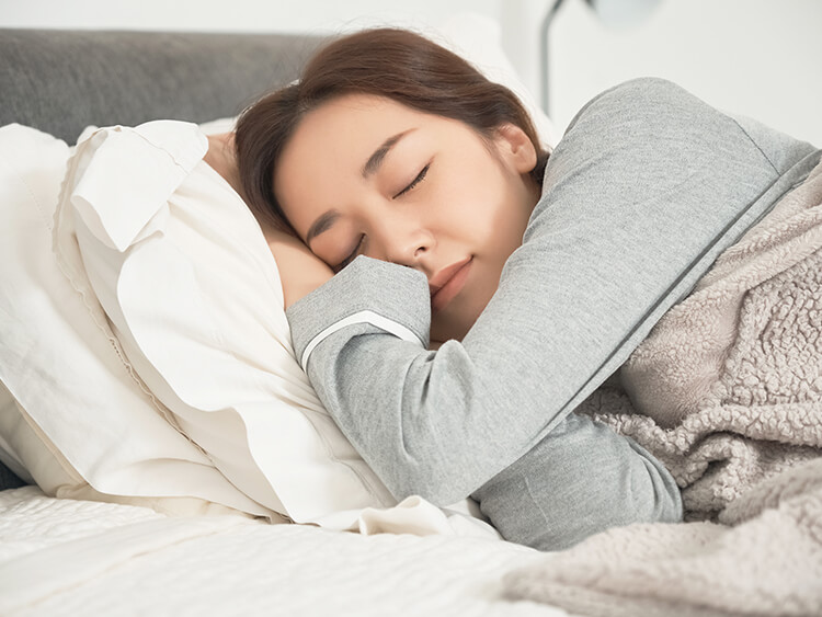 女性が寝ている