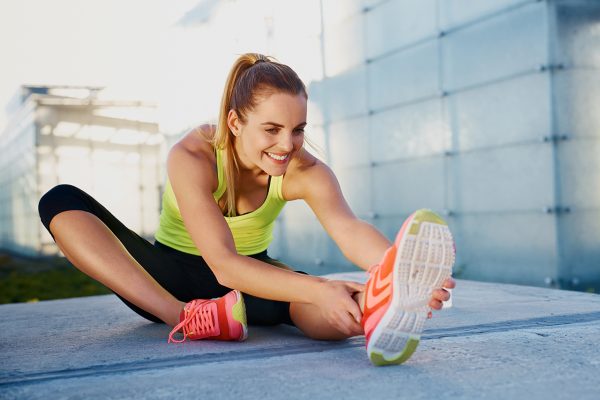 ランニング前にストレッチする女性