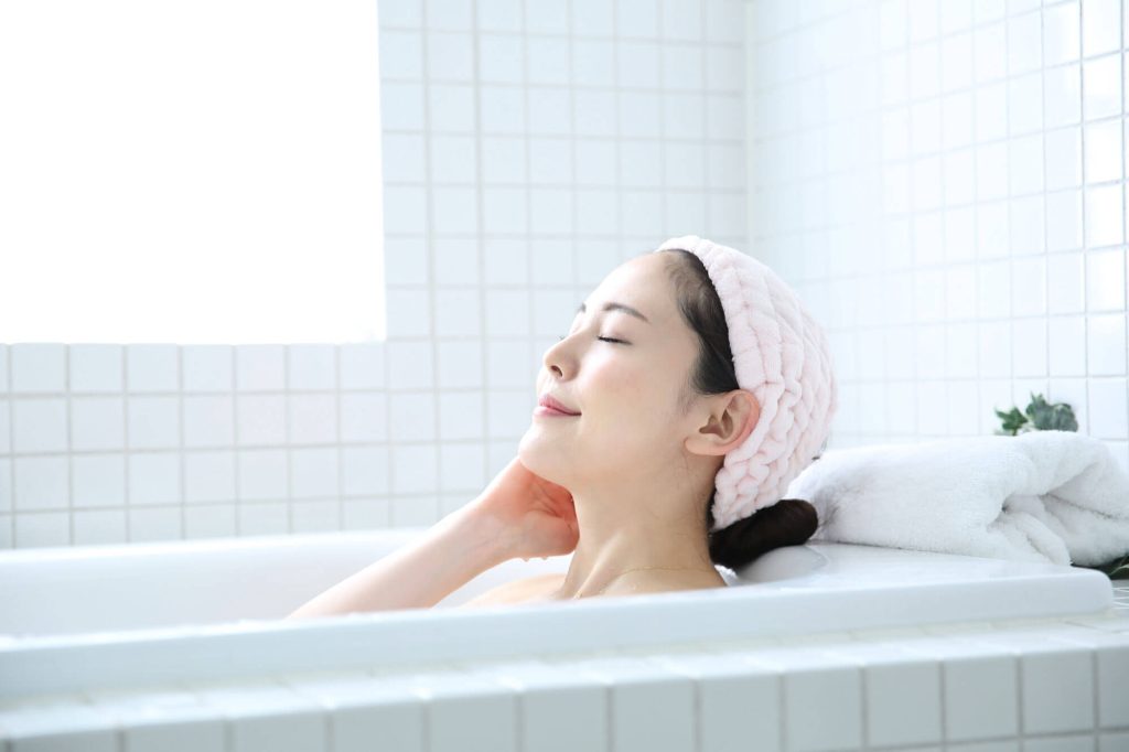 入浴をしている女性