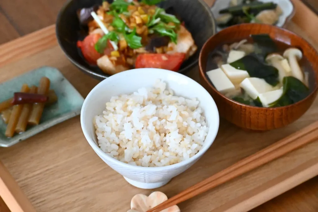 ご飯・汁物・主菜・副菜が揃った、バランスの良い和食の食事風景