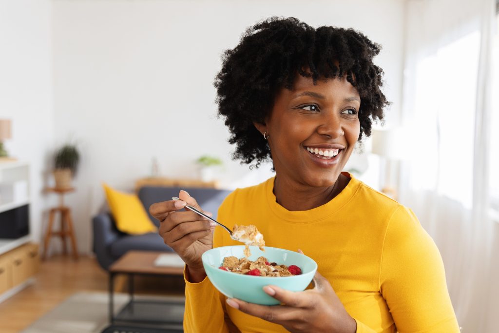 朝ごはんを食べている女性。