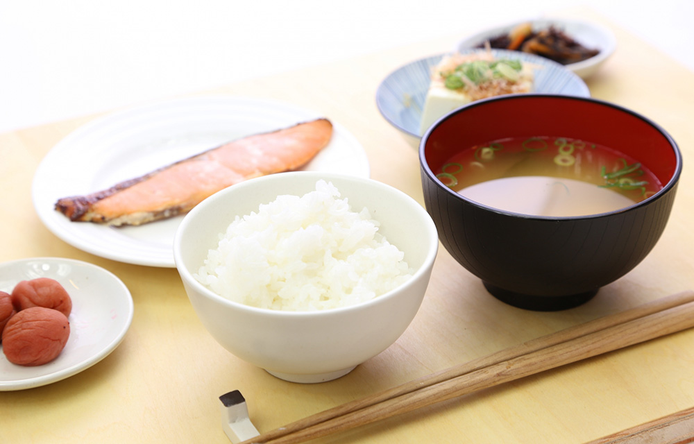 ご飯、味噌汁、焼き魚を中心とした和食の朝ごはん。ダイエット中でも太りにくい朝食の例。

