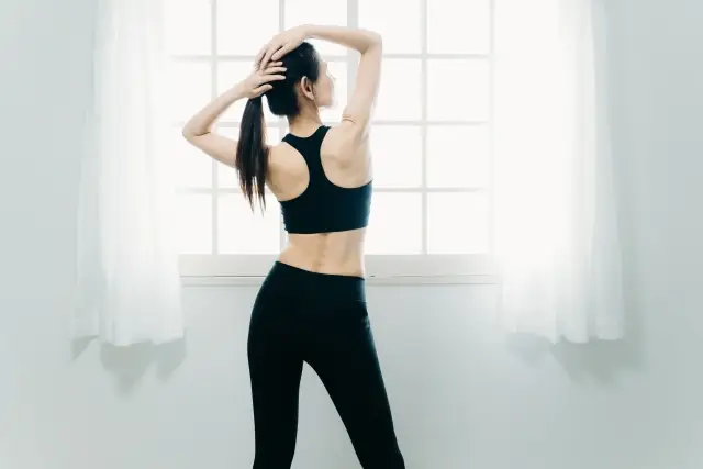 鏡の前で体のラインを確認する運動が苦手な女性