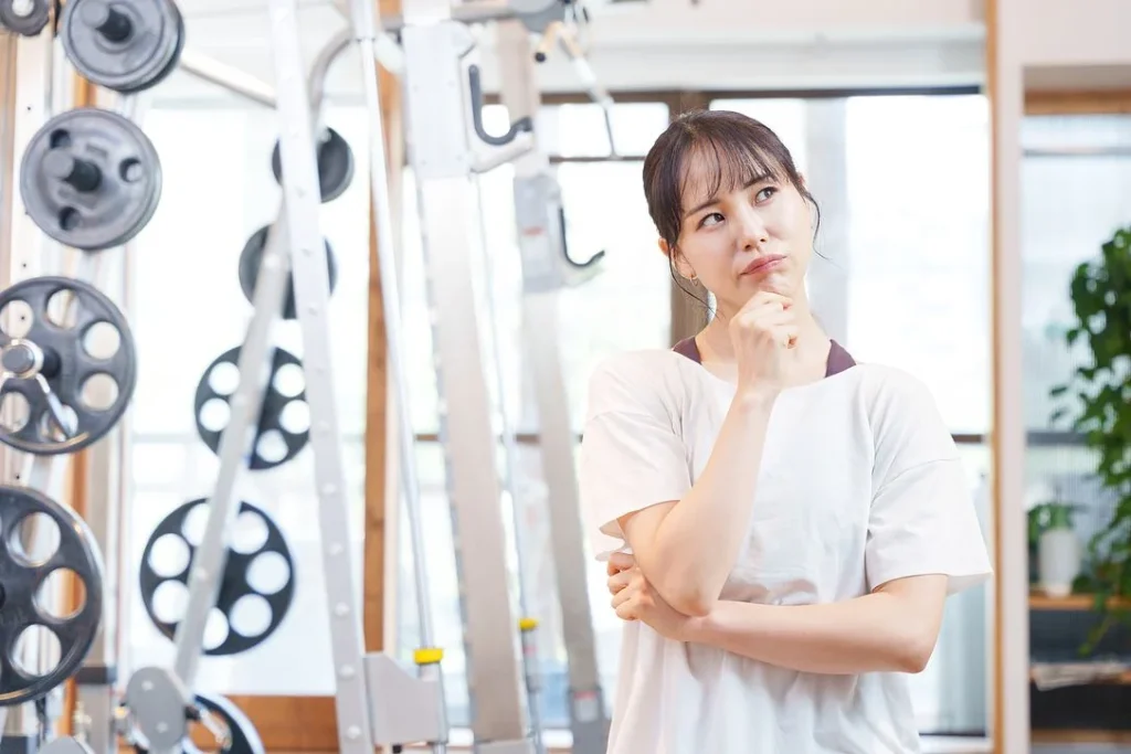 パーソナルジム初心者が感じる不安を表現したイメージ。